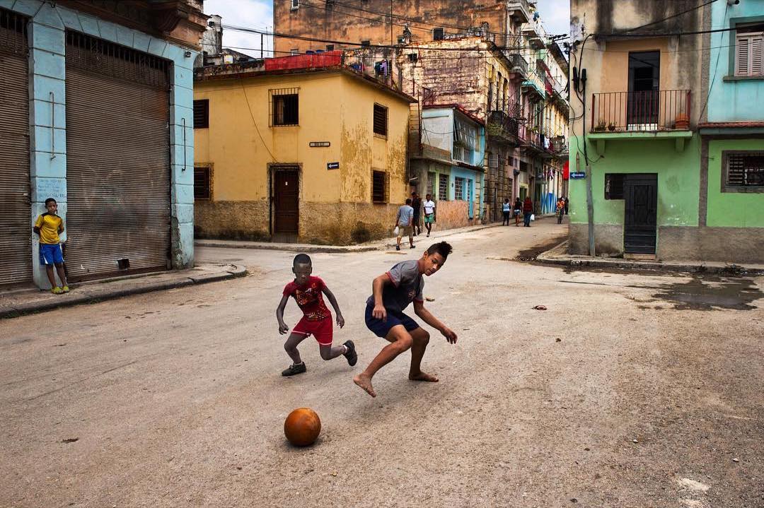 古巴哈瓦那的街头足球来自摄影师stevemccurry