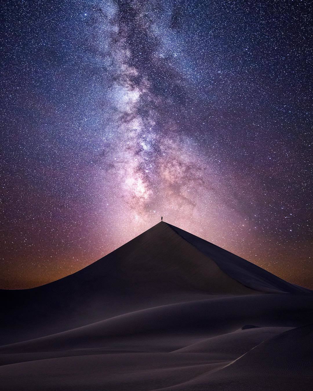  星空下的死亡谷沙丘，来自摄影师John Weatherby。 