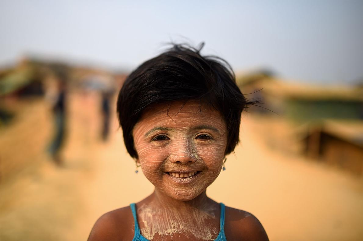 豆田 在孟加拉国库图巴朗难民营涂着特纳卡的罗兴亚族女孩 来自摄影