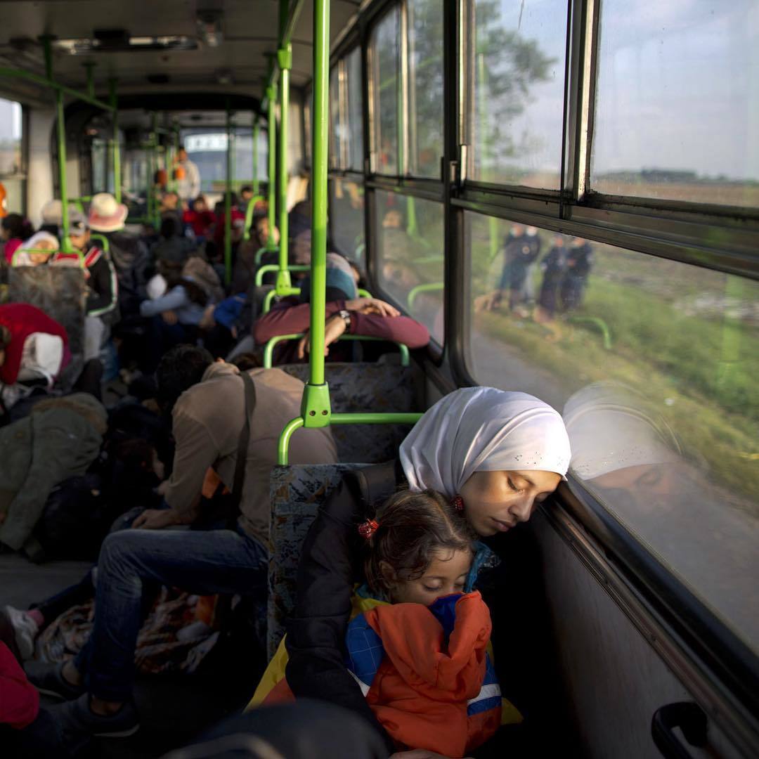 在大巴车上等待的疲惫的叙利亚难民，来自摄影师Muhammed Muheisen。 