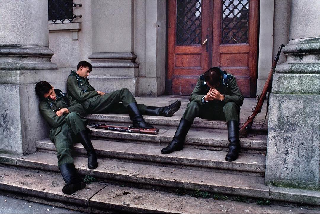  拍电影间隙休息的演员，Steve McCurry摄于1989年克罗地亚萨格勒布。 