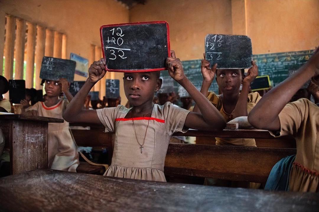  课堂上的学生，Steve McCurry摄于2017年西非多哥。 