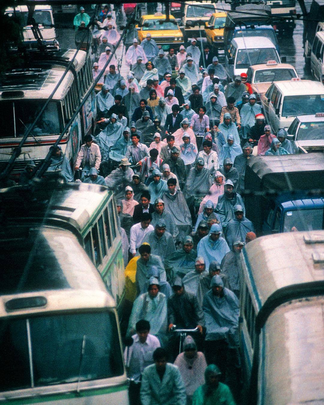  1986年雨天上海的街头，来自摄影师Michael Yamashita。 