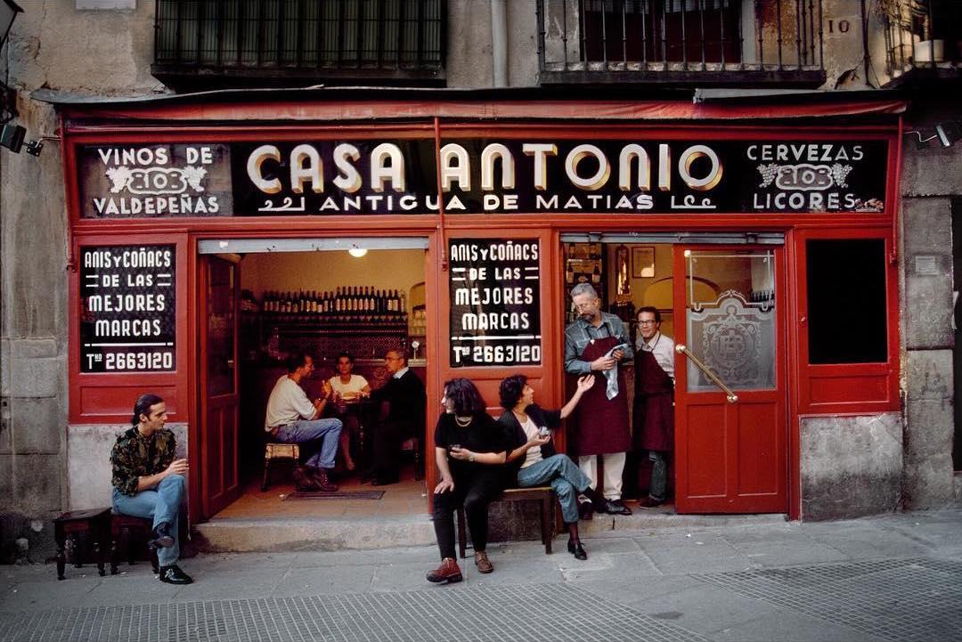  西班牙马德里街头的小餐馆，Steve McCurry摄于1995年。 