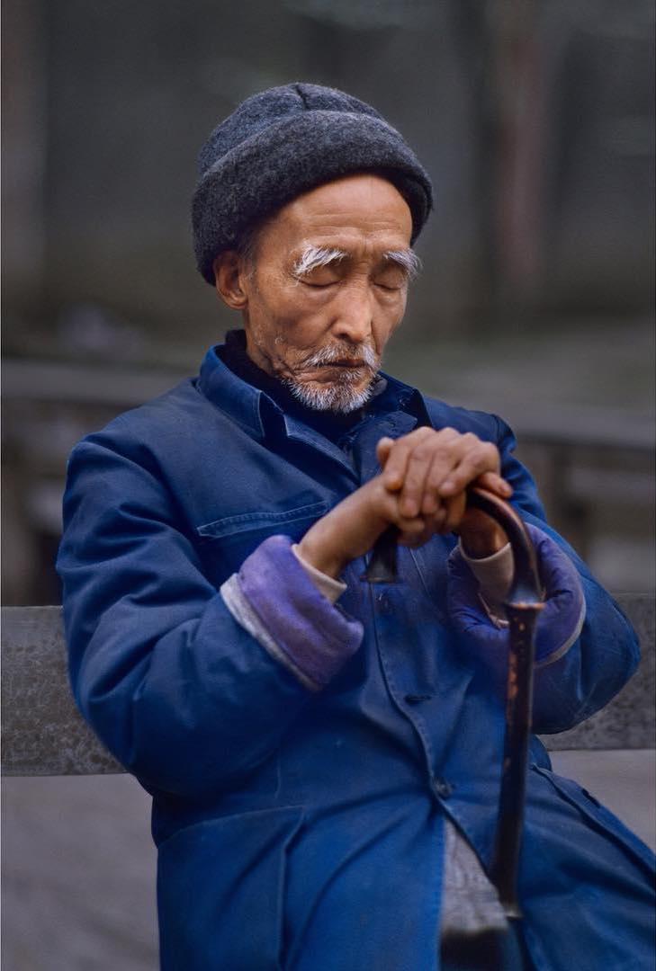  上海街头的老人，Steve McCurry摄于1989年。 
