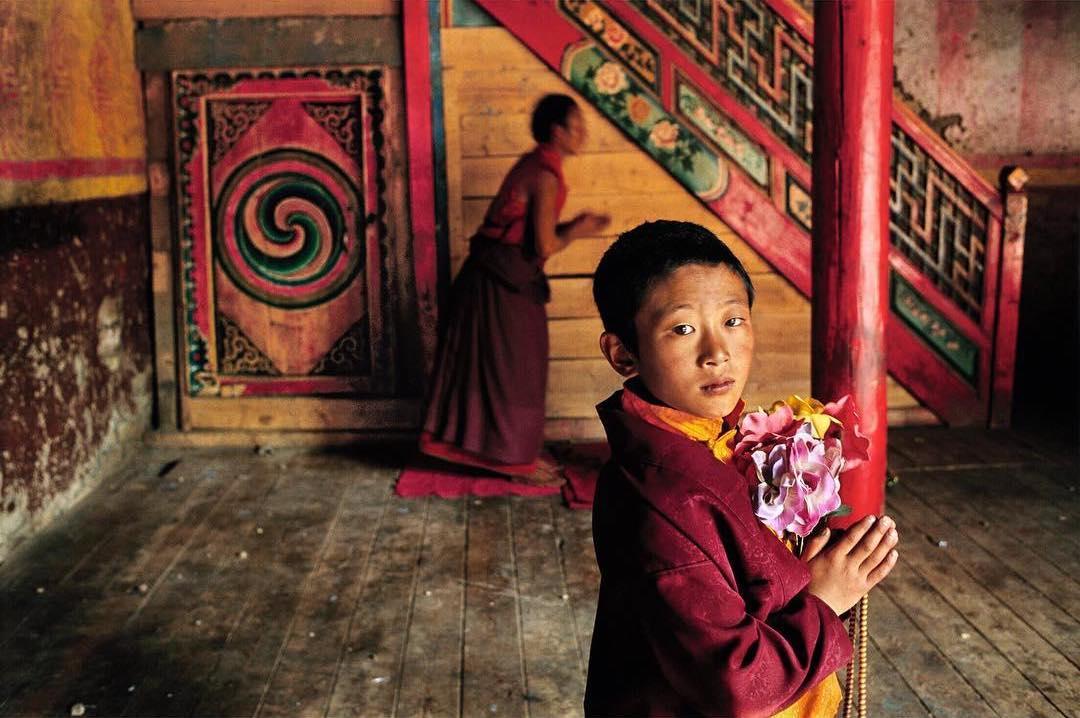  四川甘孜洛若乡的小喇嘛，Steve McCurry摄于2000年。 