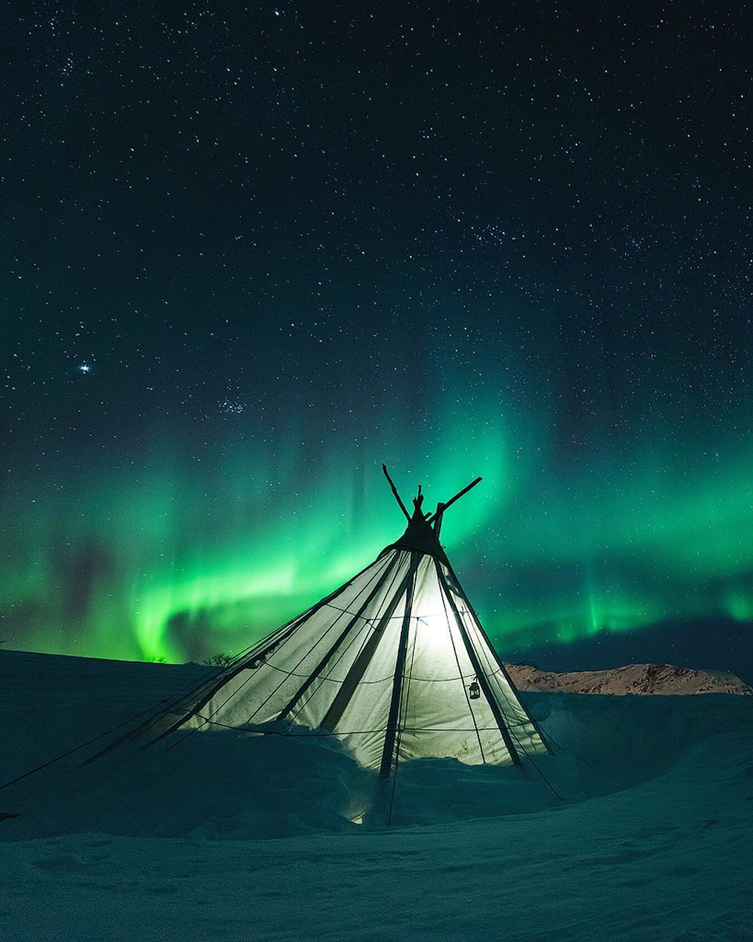 帐篷上空的极光torivarnaess摄于挪威