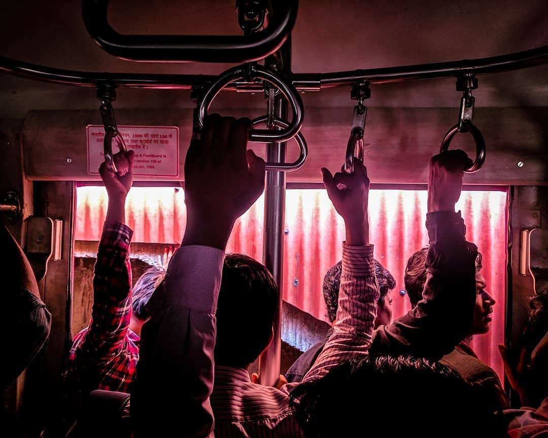  在拥挤车厢里的人们，Azhar Somani摄于孟买。 