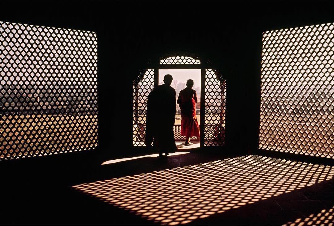  印度德里红堡的僧侣，Steve McCurry摄于1979年。 