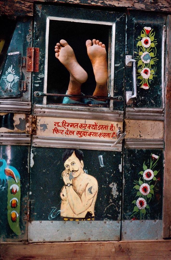  休息中的卡车司机，Steve McCurry摄于1996年印度。 