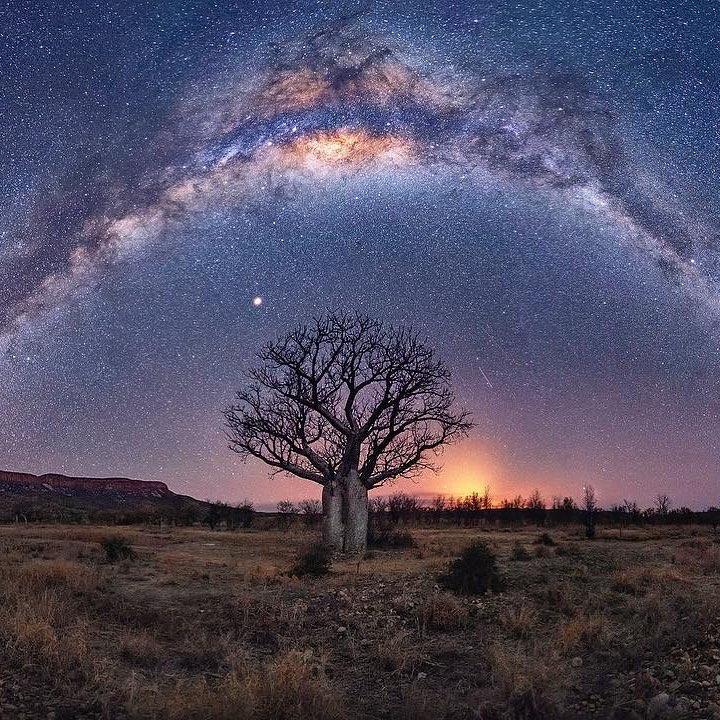  南非金伯利的全景银河，来自摄影师Dale & Karlie。 