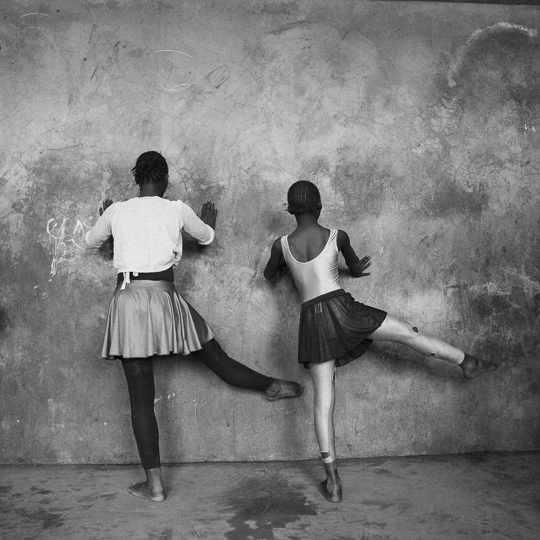  肯尼亚基贝拉贫民窟练习芭蕾的舞者，来自摄影师Sarah Waiswa。 