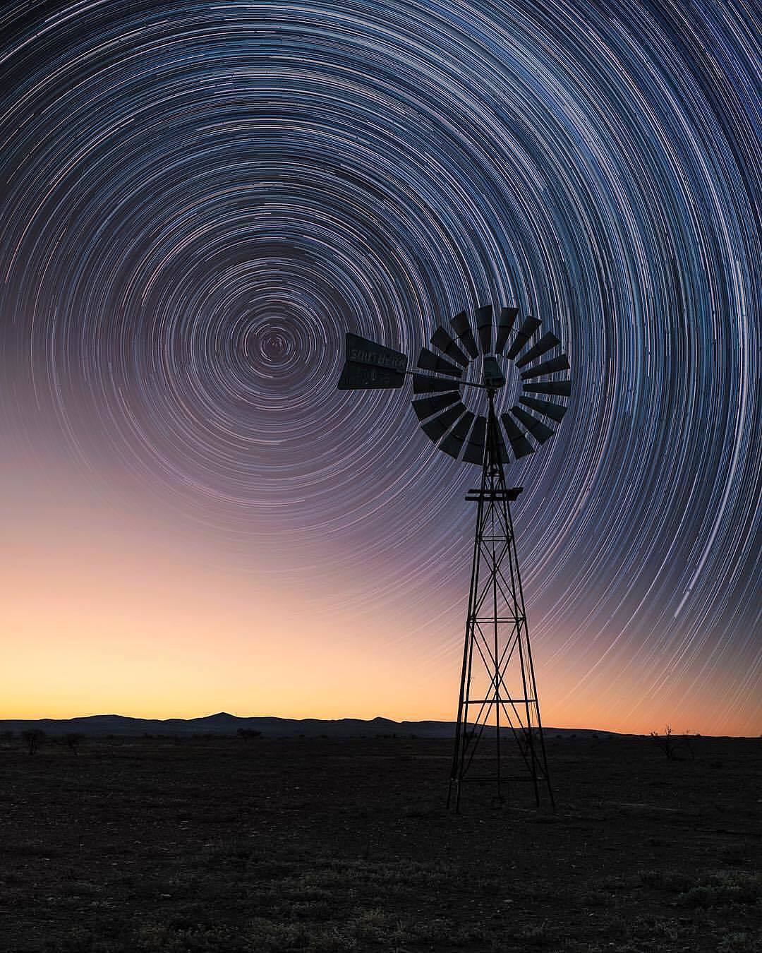  风车与星轨，Jay Daley摄于澳大利亚中部。 