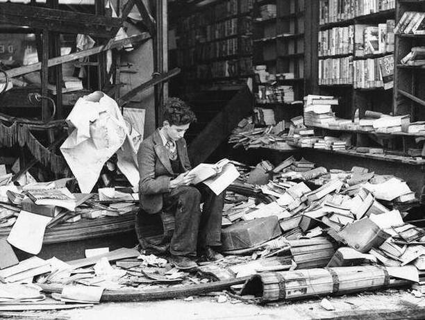 在被轰炸的图书馆看书的孩子，照片拍摄于1940年10月伦敦。