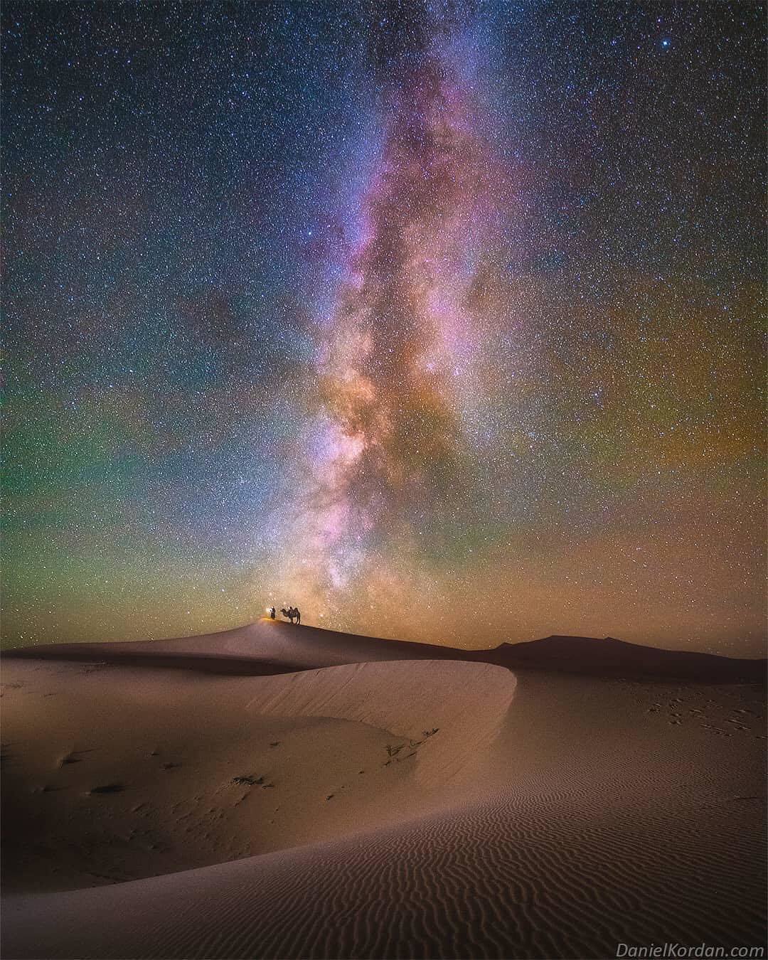  沙漠上的星空，Daniel Kordan摄于蒙古。 