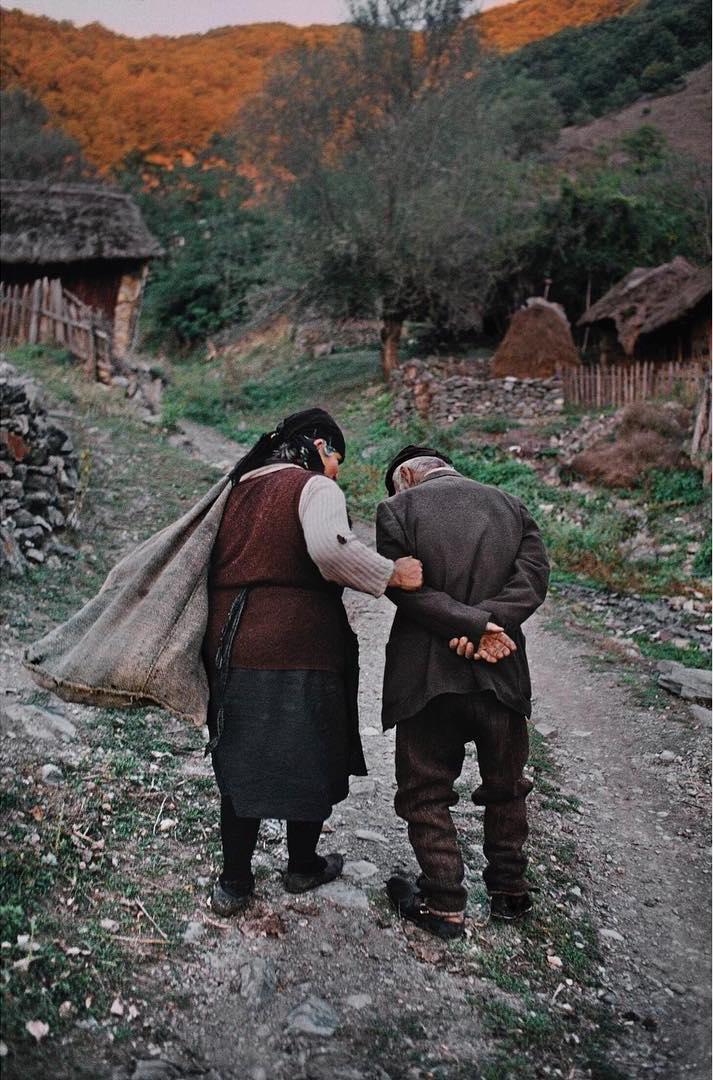  从农田劳作归来的老年夫妇，Steve McCurry摄于1989年马其顿。 