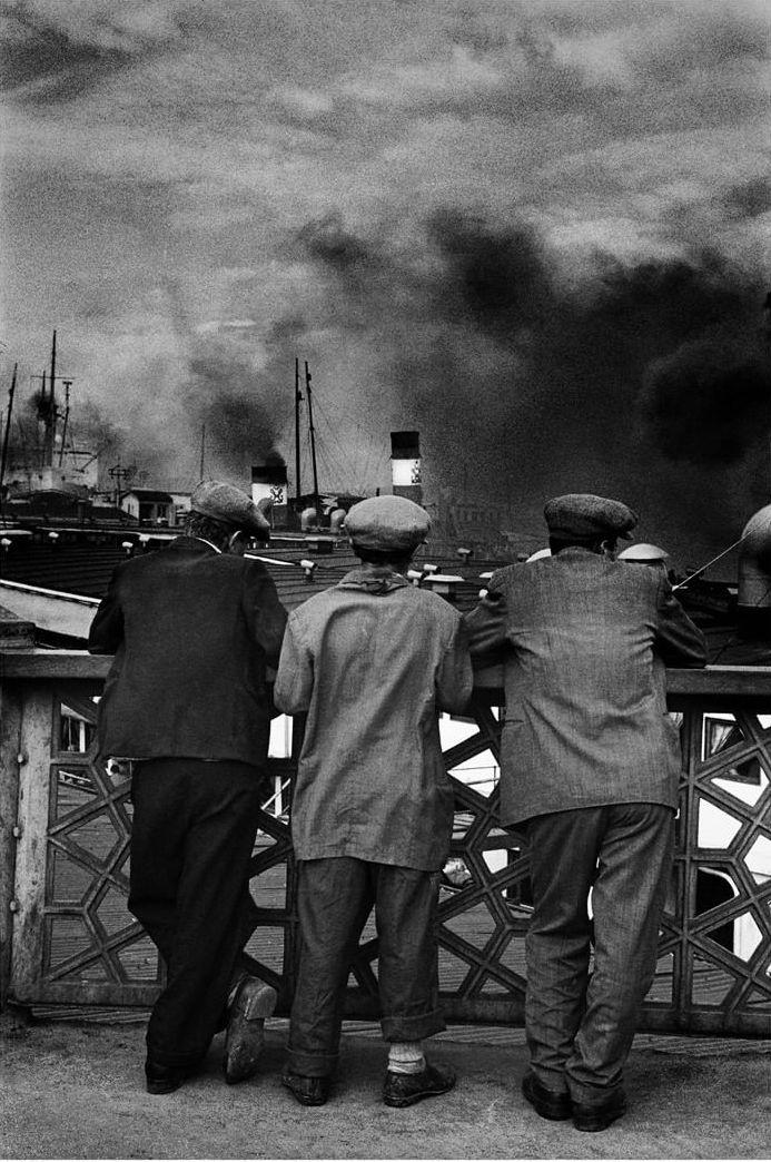  在加拉塔大桥上观看过往船只的人们，Ara Gular摄于1956年土耳其伊斯坦布尔。 