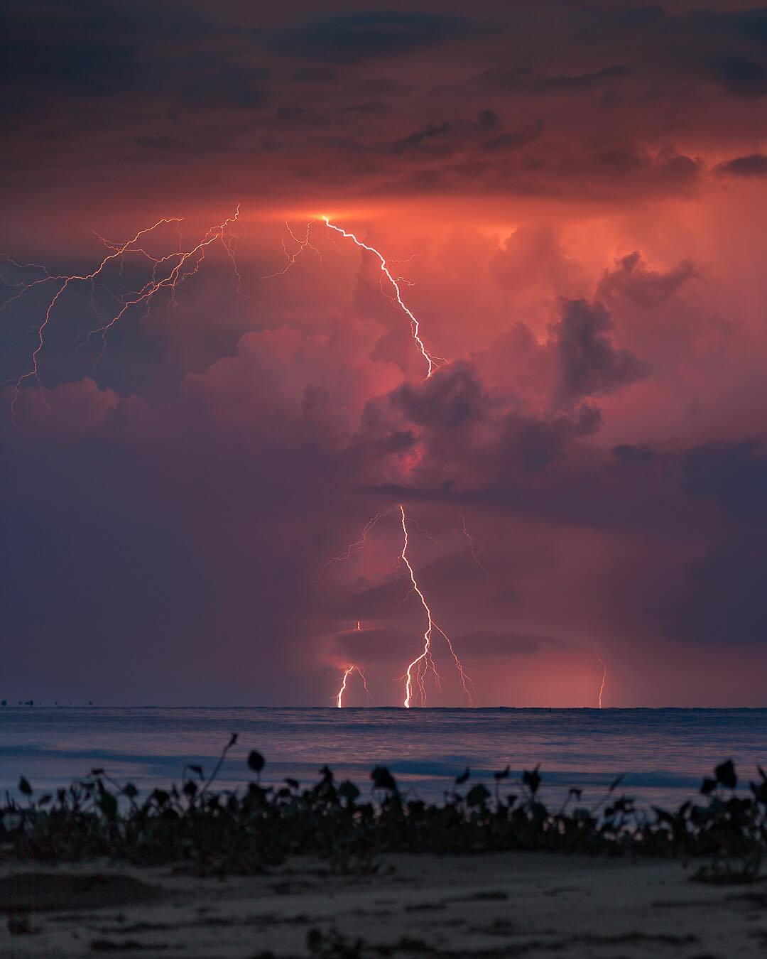  委内瑞拉卡塔通博河上空的闪电，来自摄影师Jonas Piontek。 