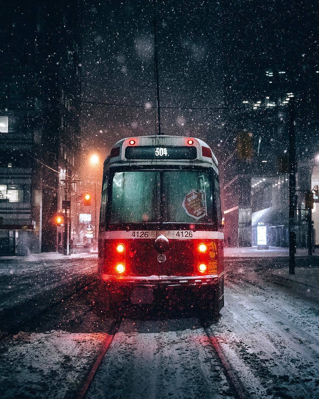  雪天的有轨电车，Michael Sidofsky摄于加拿大多伦多。 