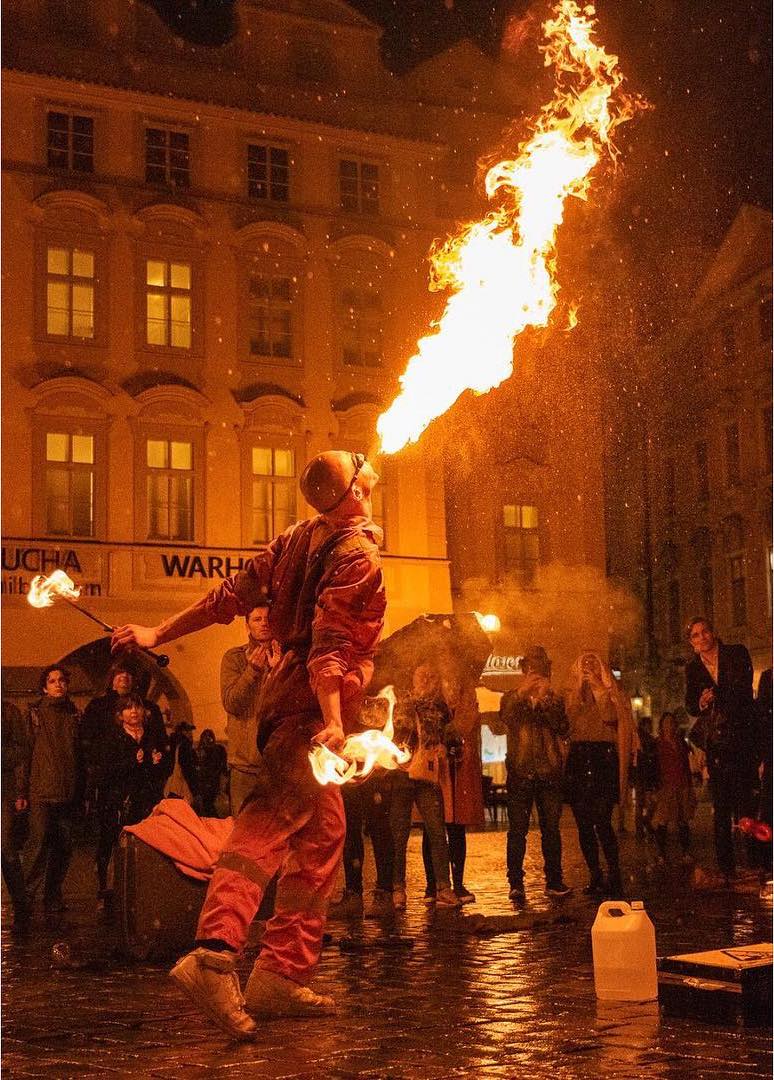 捷克布拉格老城广场表演喷火的表演者来自摄影师irablock