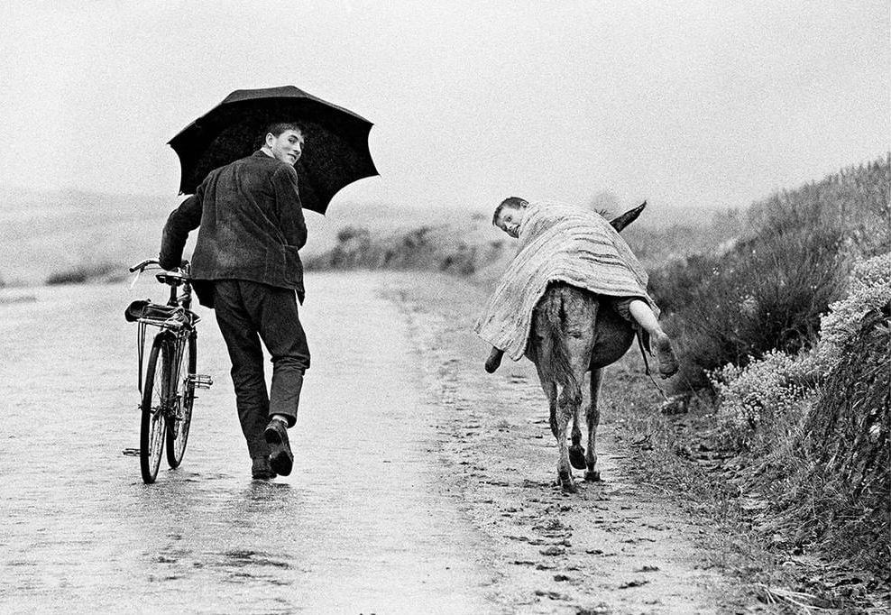  雨天的年轻人，Thomas Hoepker摄于1964年葡萄牙。 