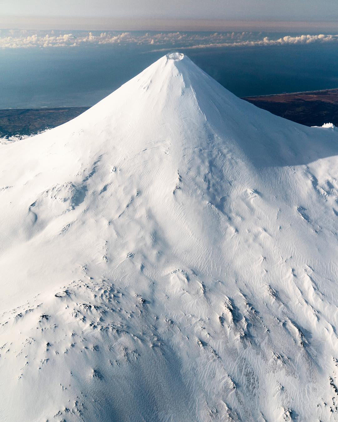 阿留申群岛sisquk火山,来自摄影师chris burkard.