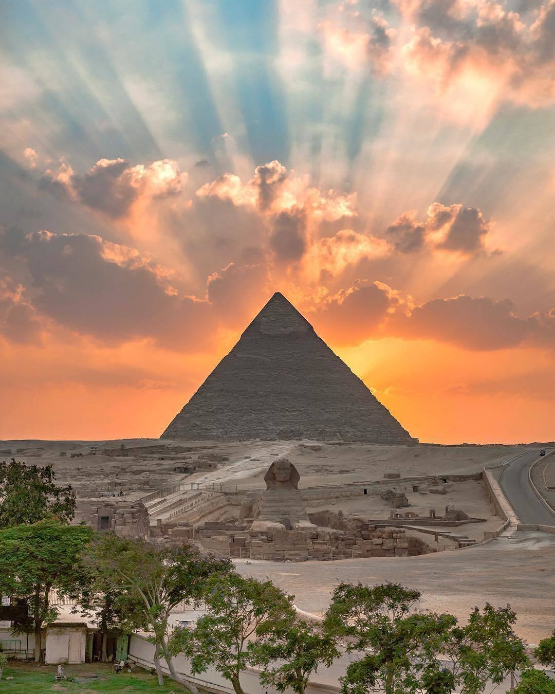  日出下的吉萨大金字塔，来自摄影师James Jcruz。 