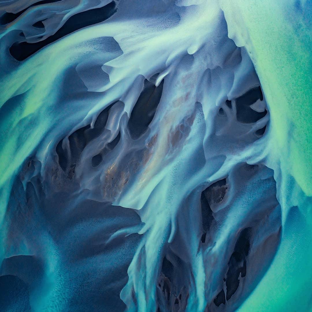  冰岛的水流痕迹，来自摄影师Albert Dros。 