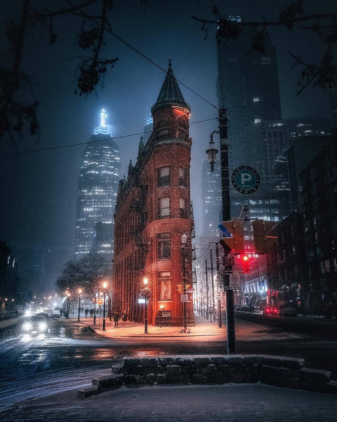  多伦多雪夜的街头，来自摄影师Michael Sidofsky。 