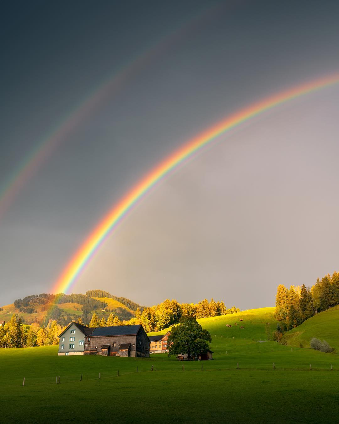山间彩虹ilhan摄于瑞士