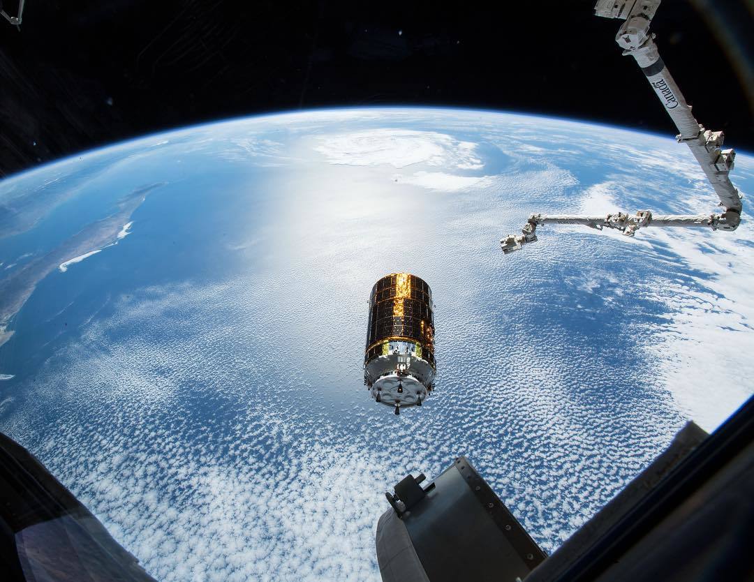  太平洋上空与国际空间站对接的补给仓，来自NASA。 