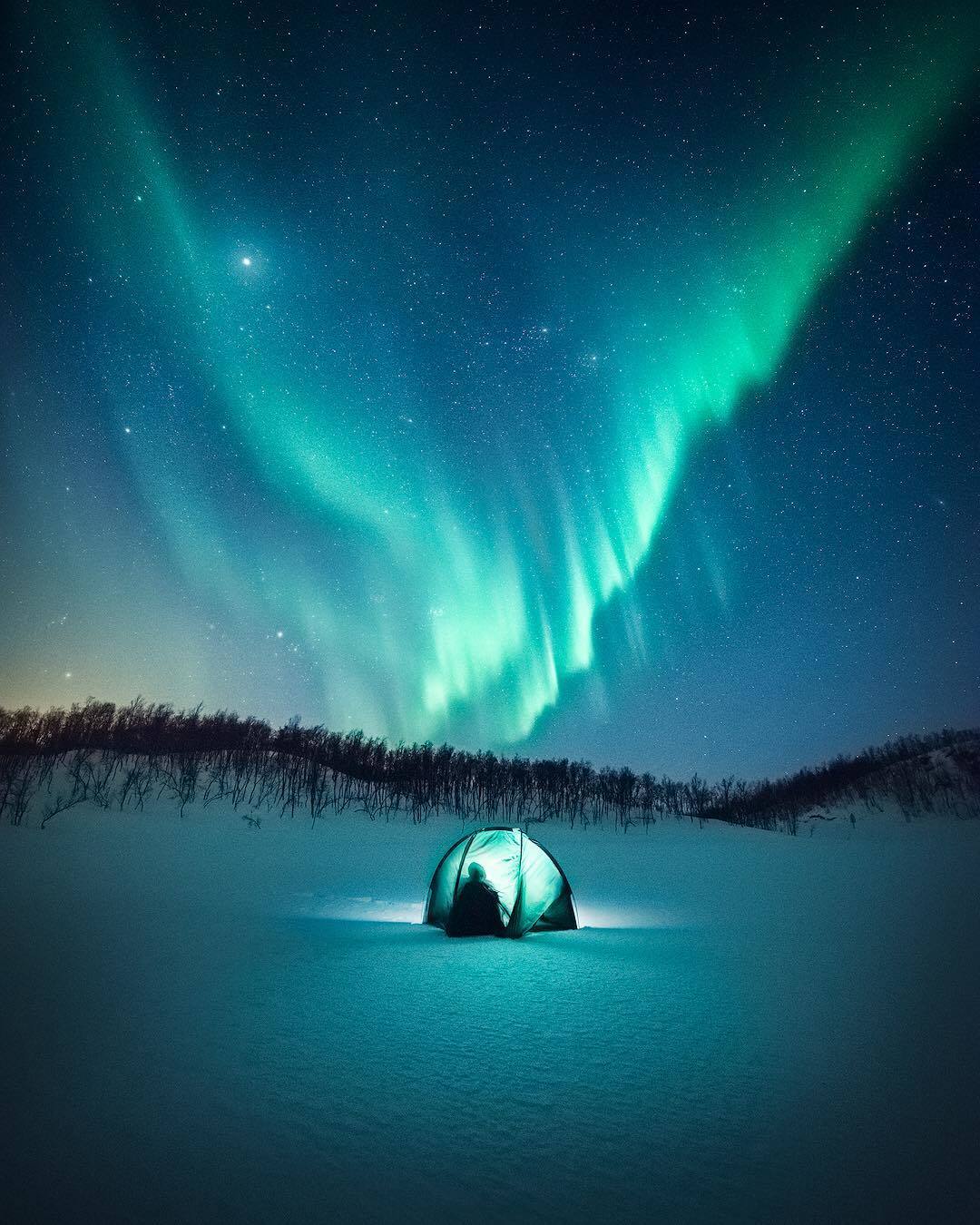  北极光与雪地上的帐篷，TorIvar Naess摄于挪威诺雷萨。 
