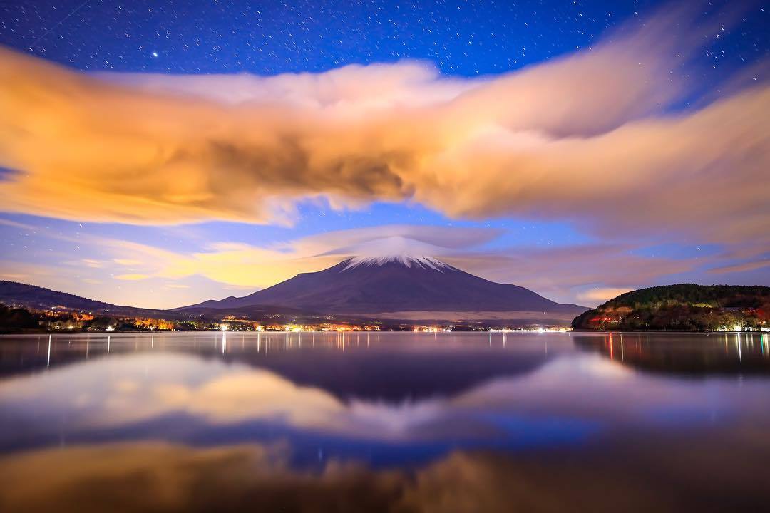  日出之前的富士山，来自摄影师Hashimuki。 