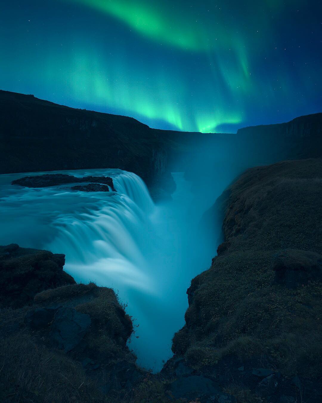 冰岛的极光与瀑布，来自摄影师TorIvar Naess。 