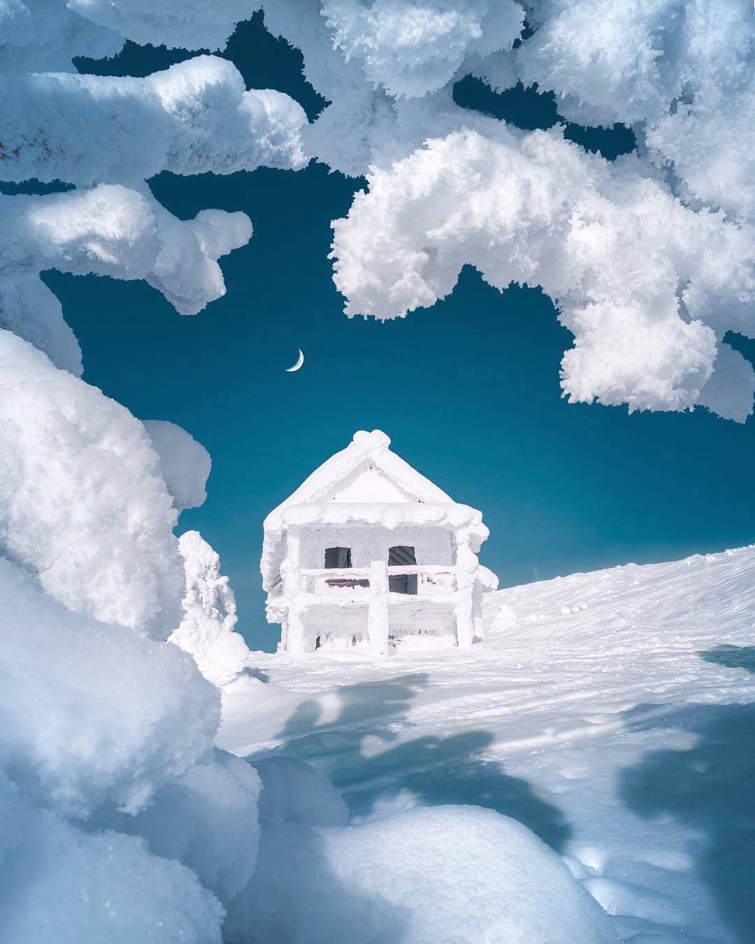 冰雪覆盖的房子，Cuma Cevik摄于冰岛拉普兰。 