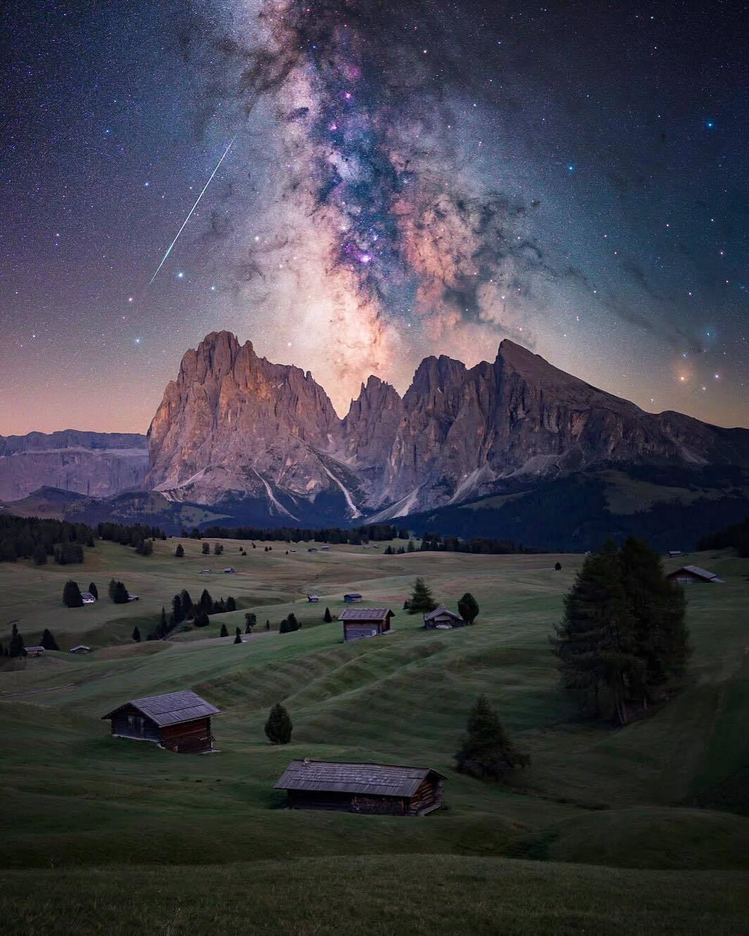  意大利多罗米蒂山区的夜空，来自摄影师Olli Sorvari。 