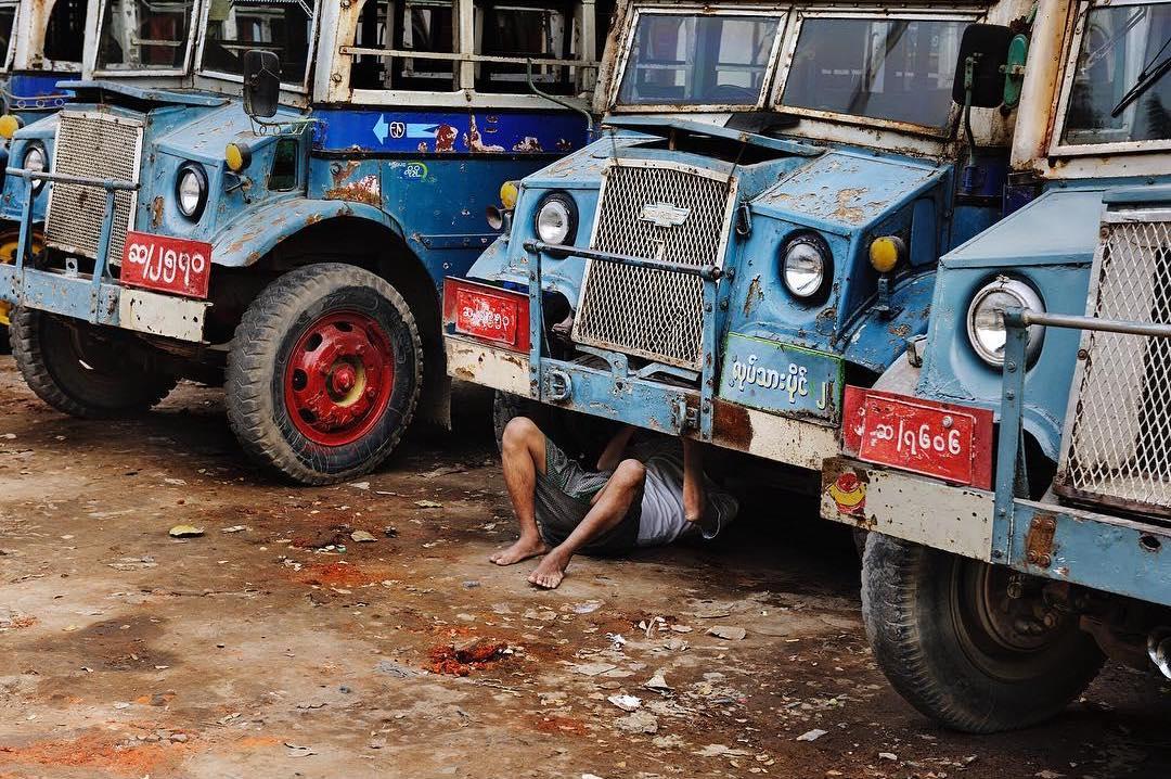  修理卡车的工人，Steve McCurry摄于2010年缅甸曼德勒。 