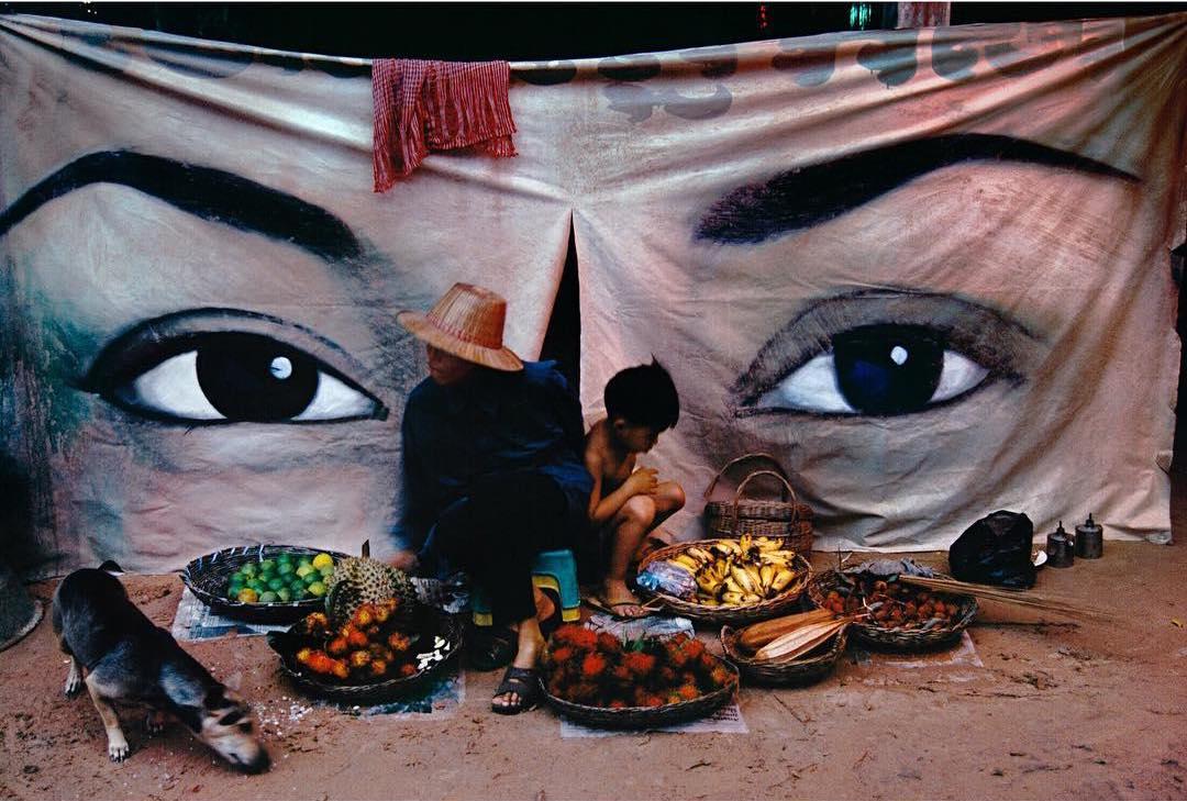  柬埔寨吴哥窟街头卖水果的小贩，Steve McCurry摄于1998年。 