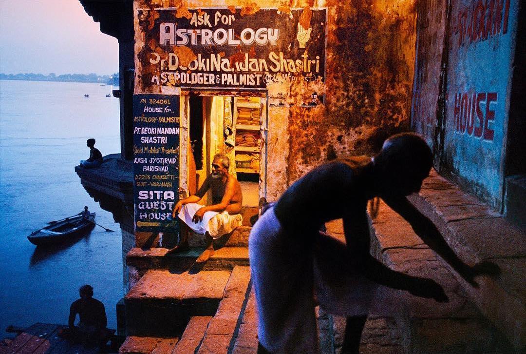  恒河边的修行者，Steve McCurry摄于1996年印度瓦拉纳西。 