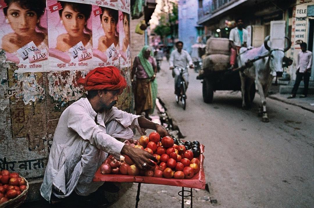  路边卖水果的小贩，Steve McCurry摄于1996年印度焦特布尔。 