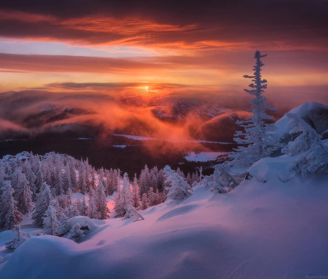  山上的日出，Daniel Kordan摄于俄罗斯乌拉尔山脉。 