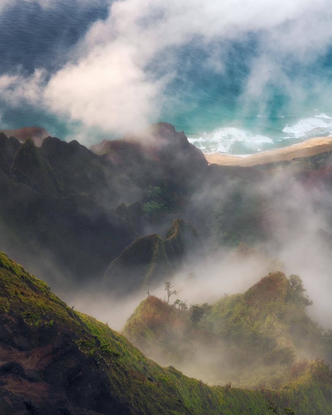 夏威夷考艾岛的山与海，来自摄影师Torivar Naess。 