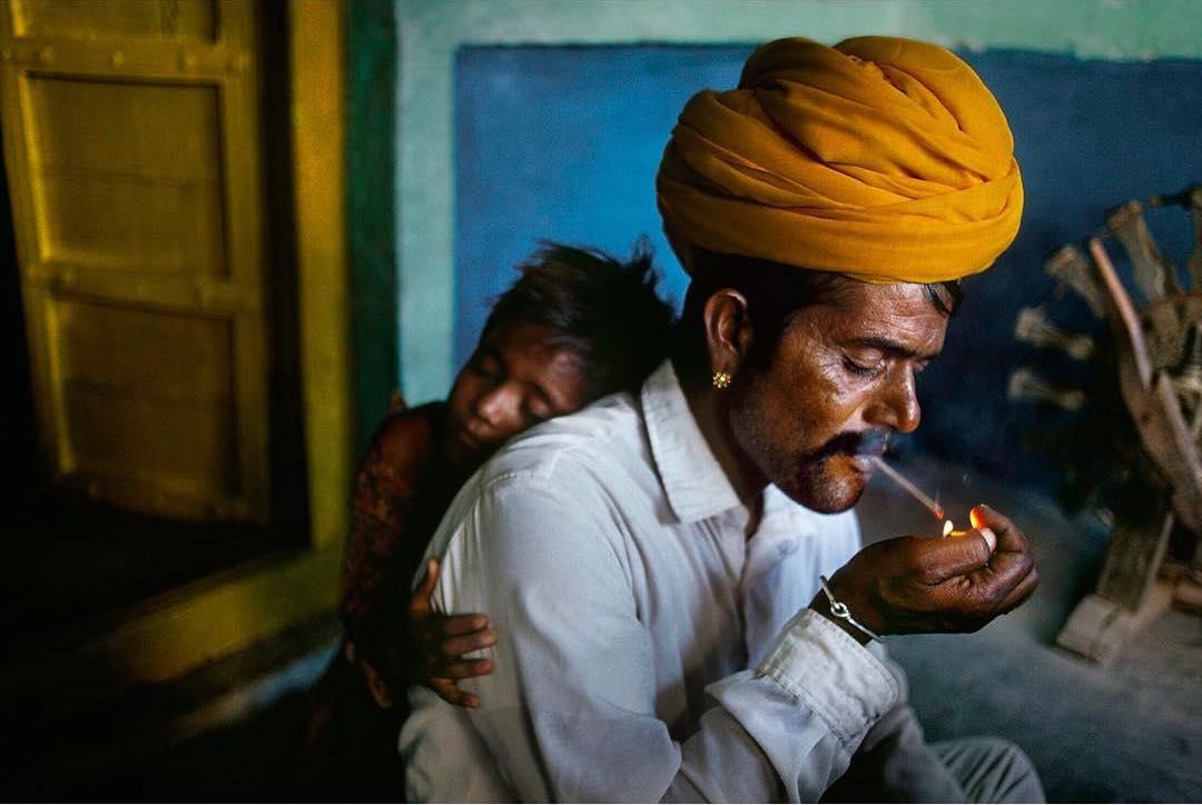  父与子，Steve McCurry摄于1996年印度拉贾斯坦邦。 