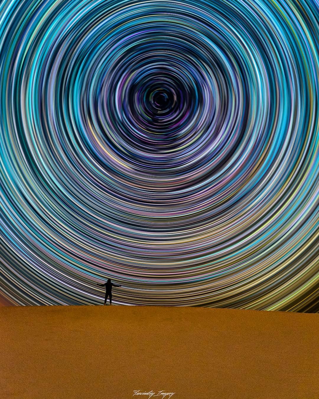  星轨与人，来自摄影师Fascinating Imagery。 