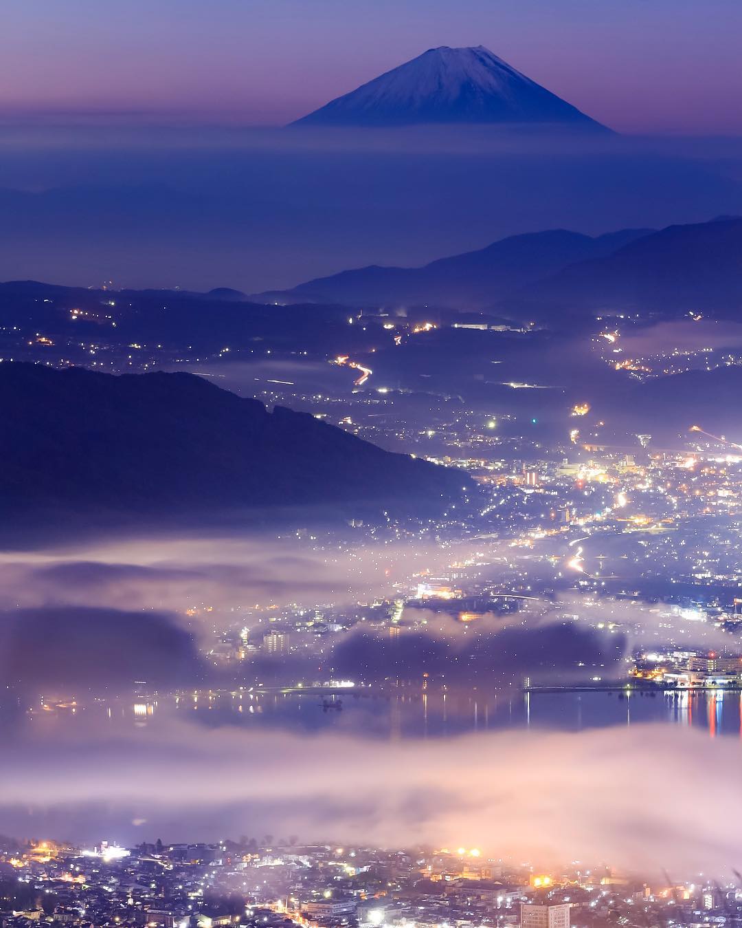 富士山下的夜景来自摄影师hashimuki