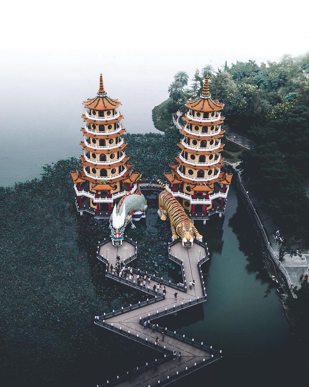 豆田, 龙与虎双塔,sam oetiker摄于台湾高雄.