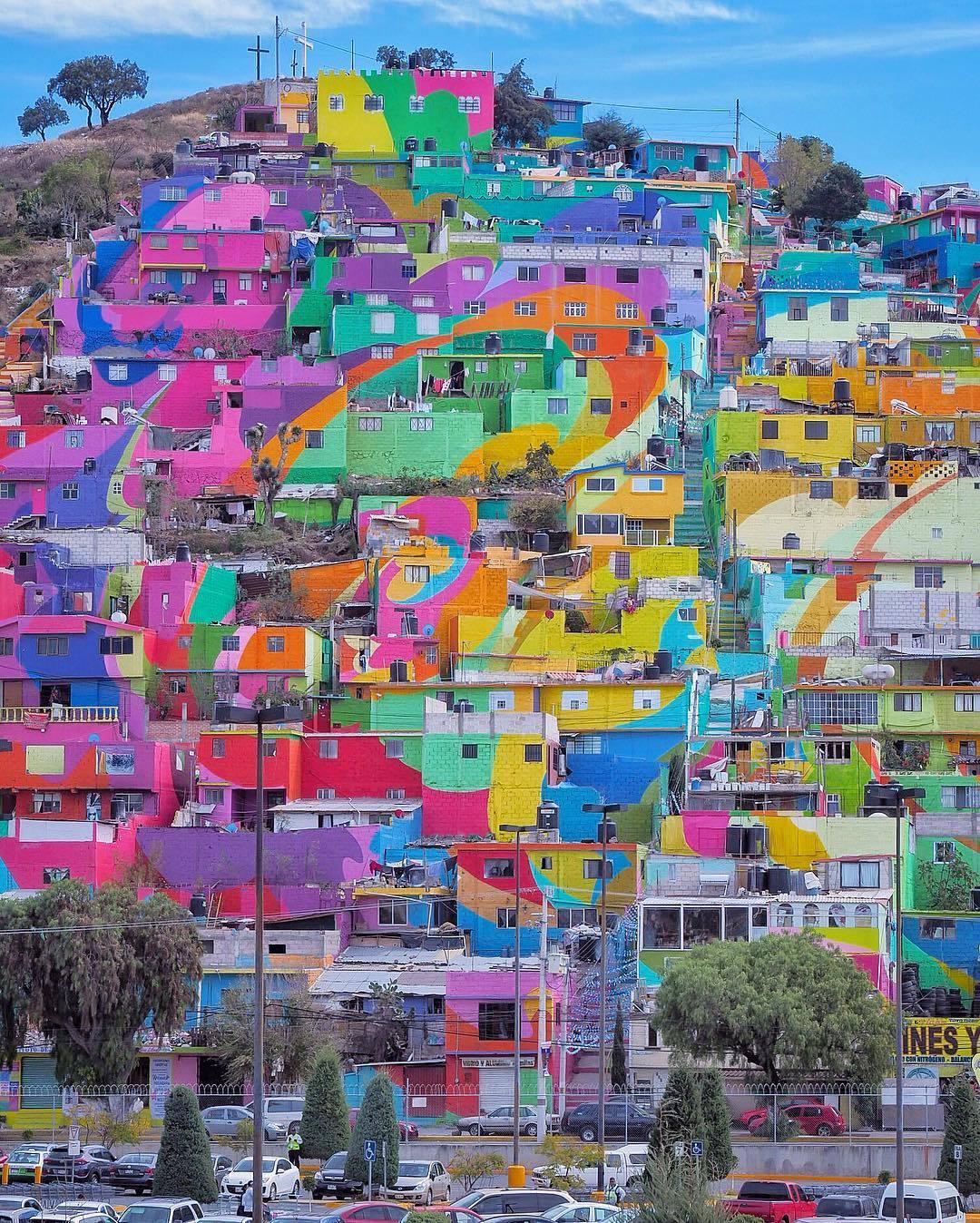  彩虹城，墨西哥帕丘卡，来自摄影师Tatsuya Kurisu。 