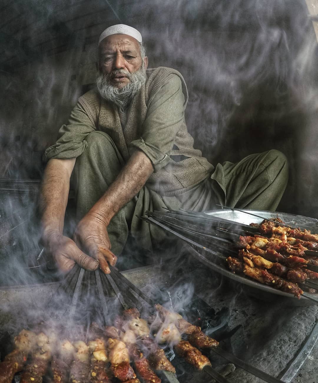 烤羊肉串的人来自摄影师ehtishamahmadfarooqi