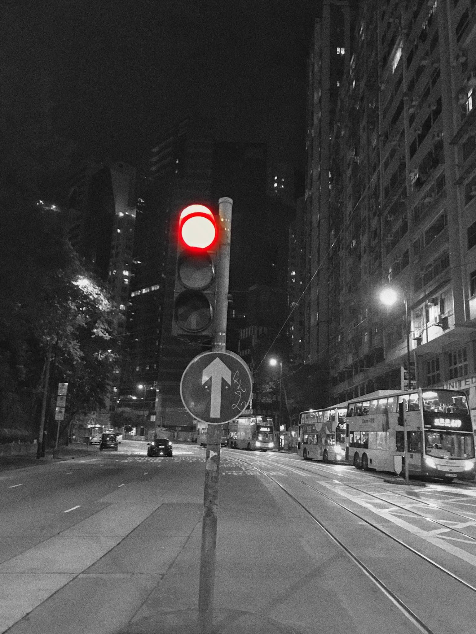 路口红灯。