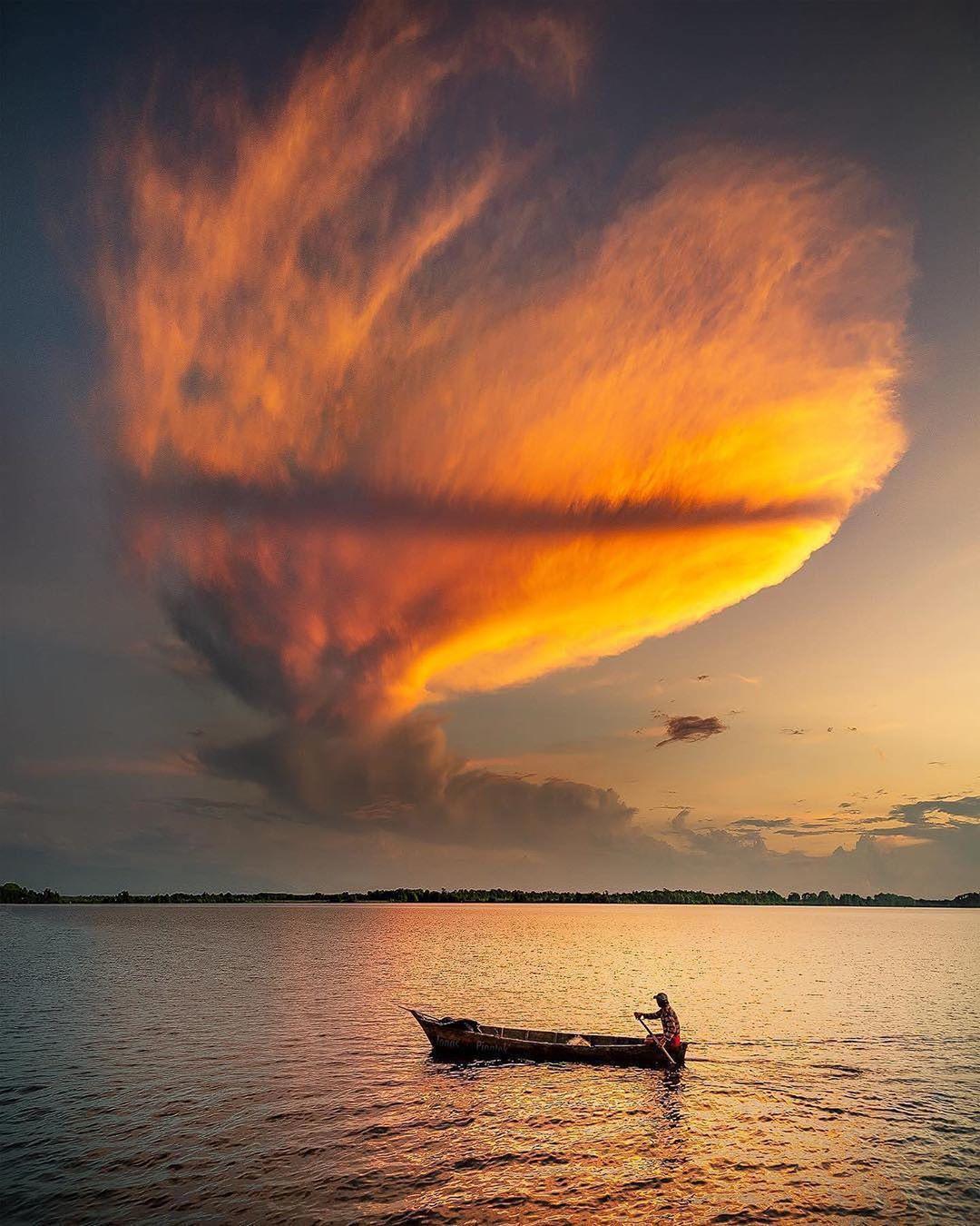  委内瑞拉马拉开波湖的云朵，来自摄影师Jonas Piontek。 